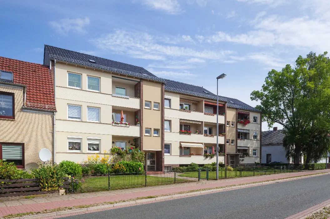 Zusammenhängende Häuserzeile mit mehreren Mehrfamilienhäusern entlang einer Straße