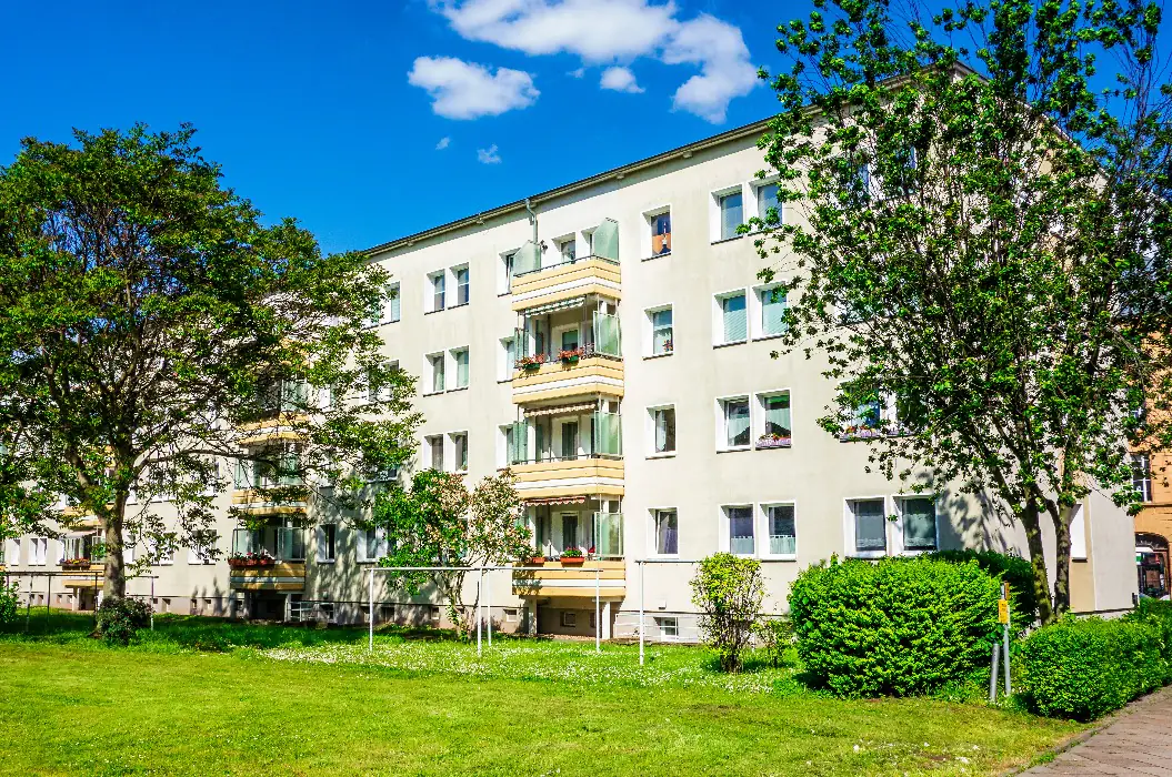 Saniertes Mehrfamilienhaus mit frischer Fassade — so sieht ein Haus aus, nachdem ein Verkaufsgrund zum geordneten Abschluss geführt hat